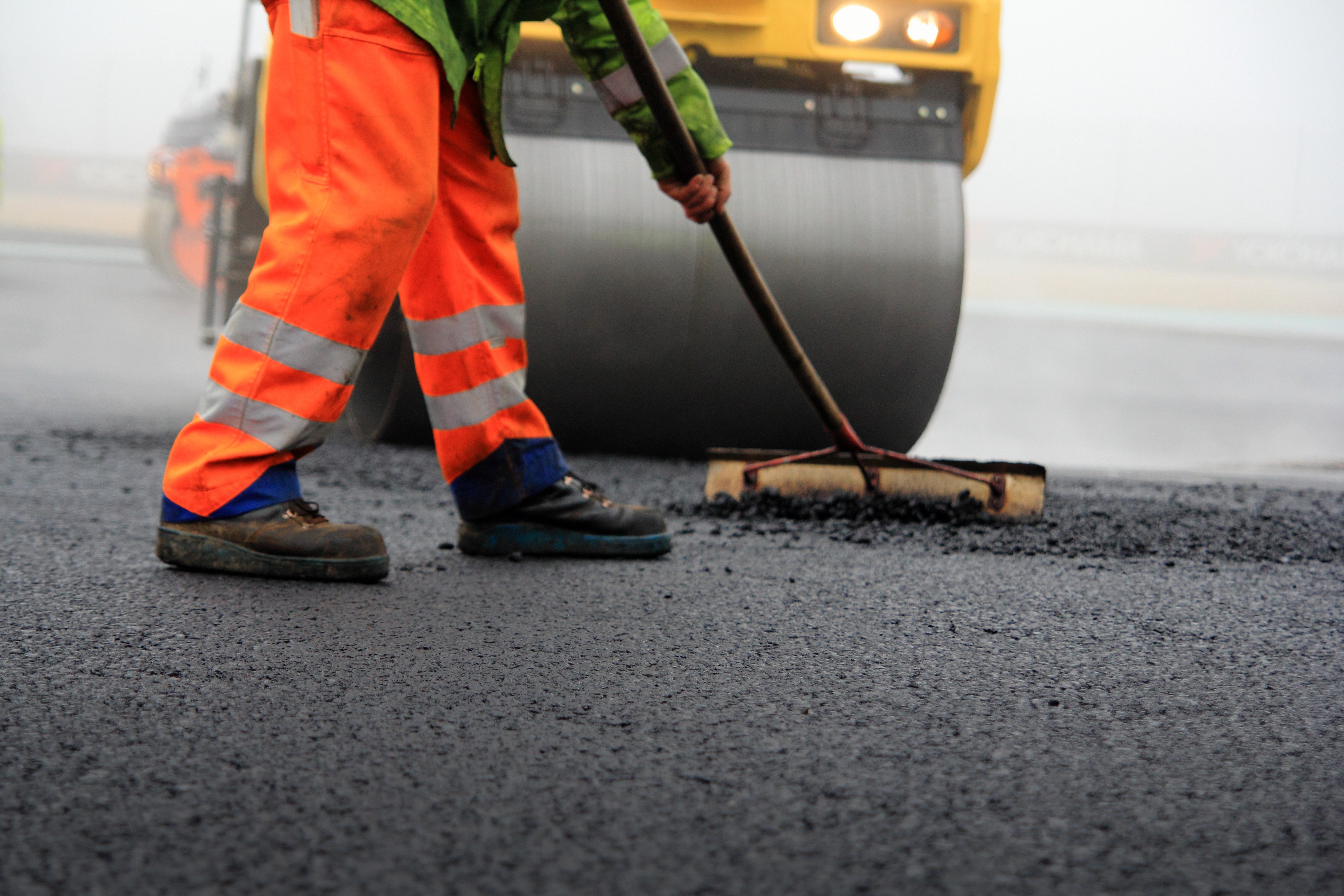 Uniform application of skid resistant chippings on road surfaces